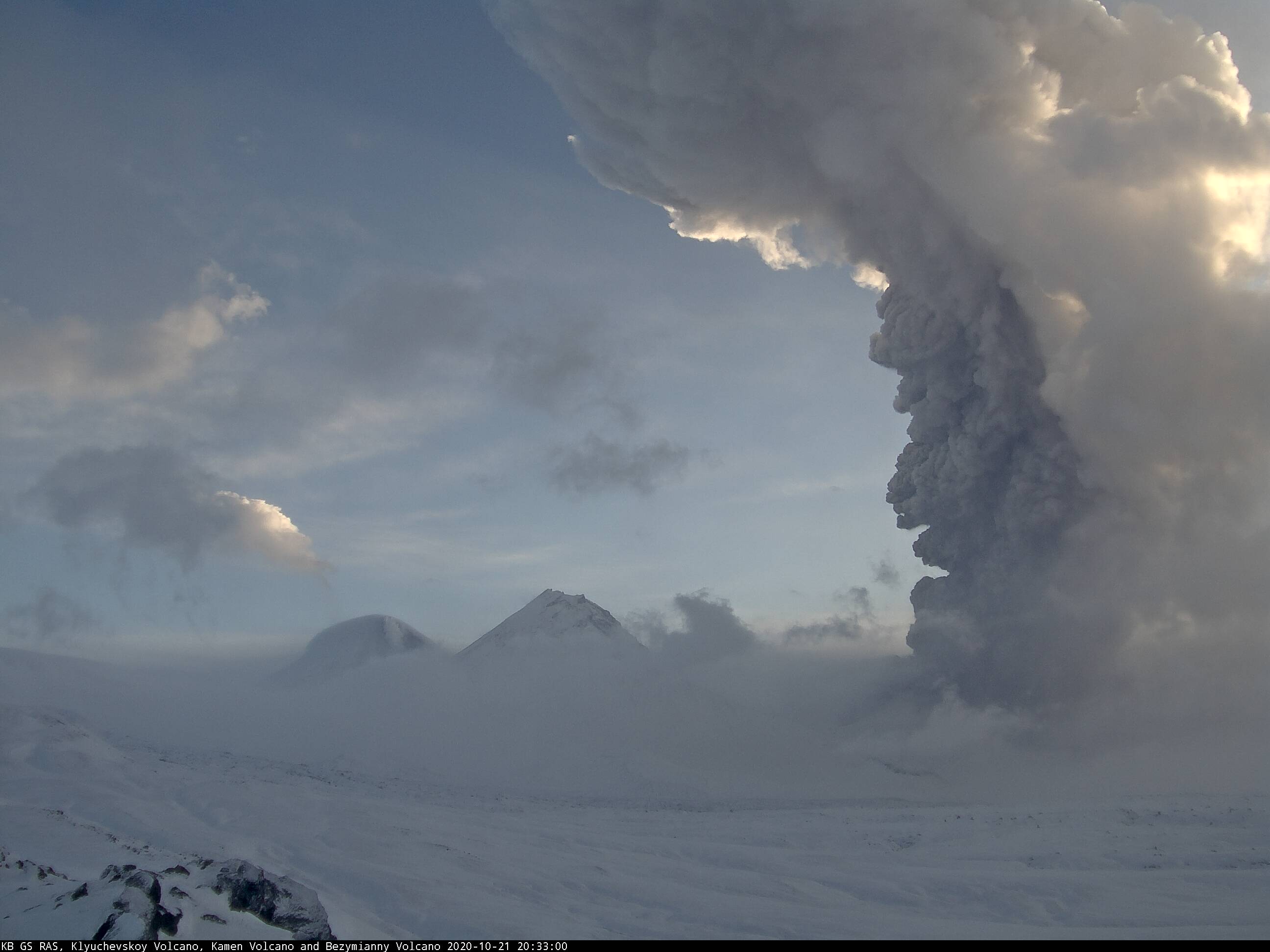 В четверг 22 октября началось извержение вулкана Безымянный
